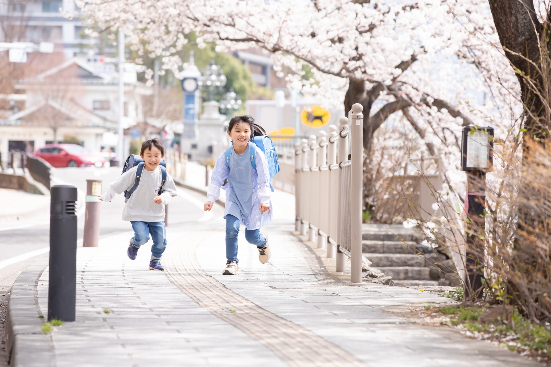 登下校する小学生